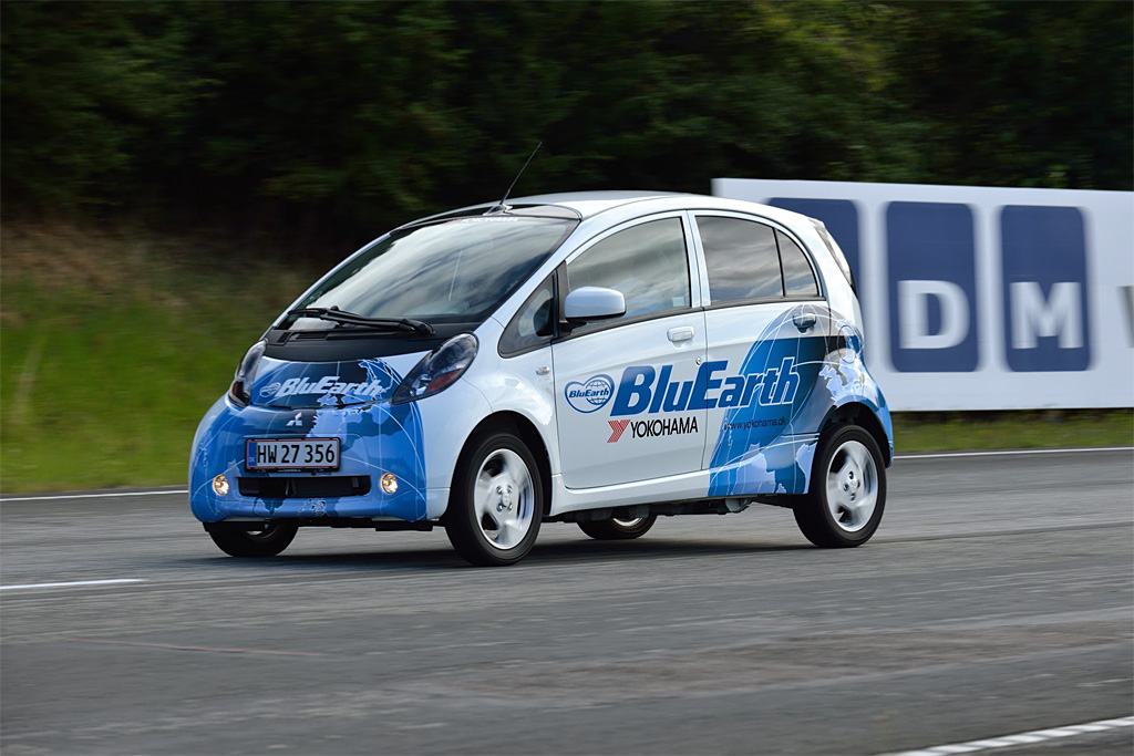Hvad laver en elbil på en racerbane? Ideen er dog god nok. Med 48 kilometer i timen i gennemsnit skal denne Mitsubishi iMiEV og andre deltagere i Oresund Rally bevise på bane og vej, hvor mange kilometer de kan vride ud af energien
(Foto: Michael Eisenberg)